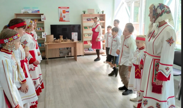 Фольклорная игровая программа «Песни и игры с бабушкиного сундука» в Кюстюмерской библиотеке
