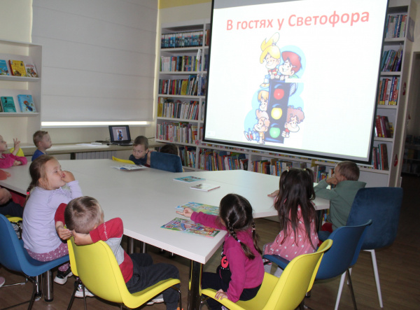 Светофор нам помогает не теряться на пути и дорогу перейти – познавательная игра по ПДД в Кшаушской сельской библиотеке    