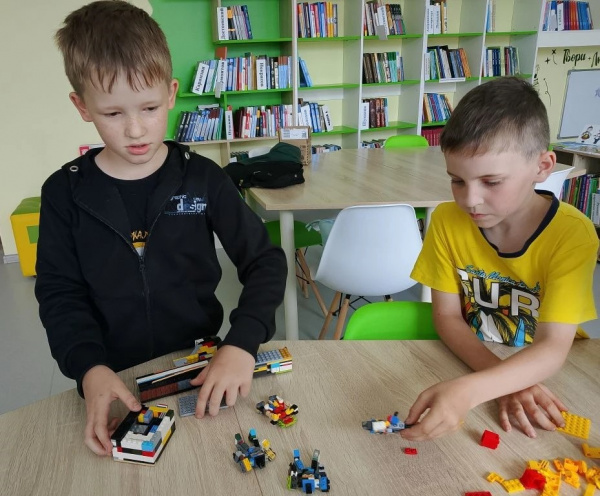 Лего-каникулы в зале «Сила семьи»: от игры к поддержке фронта