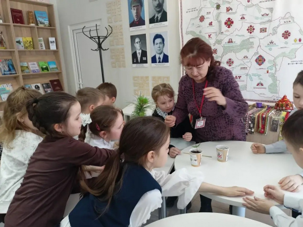 Первый раз в "Творческой мастерской Трак ен": маленькие исследователи в творческой мастерской!