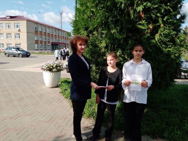 Сотрудники  центральной библиотеки провели акцию по раздаче листовок « Путешествие в страну Здоровье», буклетов «Правда и ложь об алкоголе»