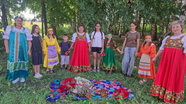 Познавательно-игровое мероприятие «Эх, рубашка хороша!» в Ходарской сельской библиотеке им. В. Ф. Николаева ко дню косоворотки