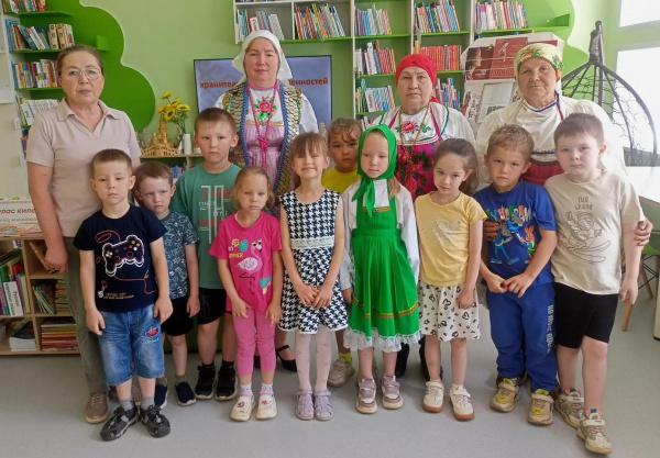 Краеведческий час в зале «Сила семьи»: путешествие сквозь эпохи в нарядах