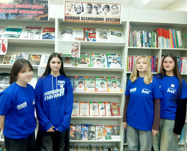 Обзор у выставки в честь юных героев Великой Отечественной войны.