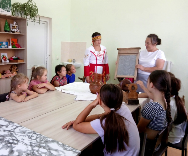 В Чутеевской библиотеке провели краеведческий час «Бабушкин сундучок».