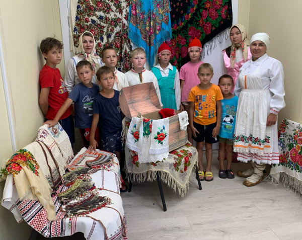 "Старинные наряды бабушкиного сундучка" - этночас в Большекатрасьской сельской библиотеке