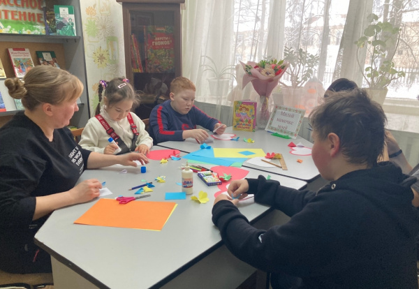 В Городской библиотеке семейного чтения прошел мастер класс "Цветы для мамы"