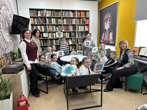 В Центральной библиотеке прошла познавательная экскурсия и выставка "Об искусстве с любовью" для обучающихся Детской школы искусств № 1 города Шумерли