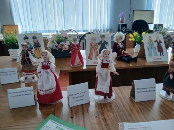 Занимательный час «Знакомство с национальной одеждой народов России»