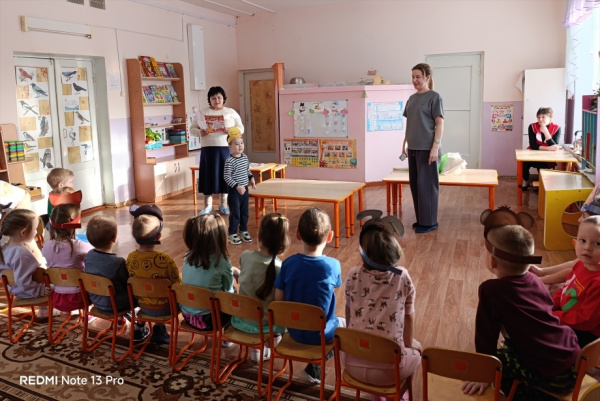 Кукольный мини-театр по мотивам народной сказки Льва Толстого «Три медведя» провели сотрудники Шоршелской сельской библиотеки