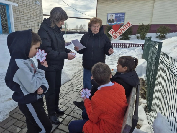 Октябрьская сельская библиотека присоединилась к всероссийской уличной акции «Дарю тепло»