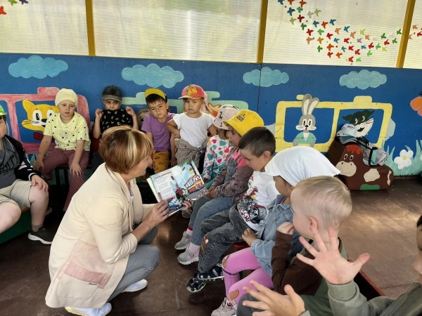 Библиотекари в гостях у дошколят: Учимся безопасности летом!