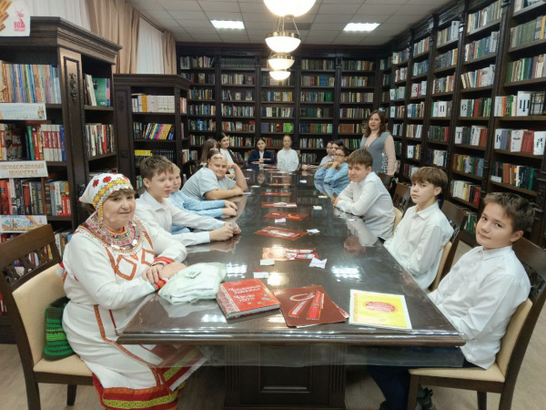 Познавательное мероприятие «Вековые образы Чувашии в узорах» для читателей центральной библиотеке