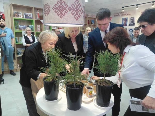 Добрая традиция в Творческой мастерской Трак ен - сажать кедры дружбы с нашими гостями