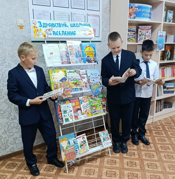 Книжная выставка «Здравствуй, книжная вселенная» в Юськасинской сельской библиотеке