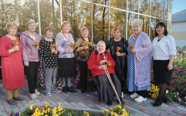 Тепло осени: создаем цветы из листьев