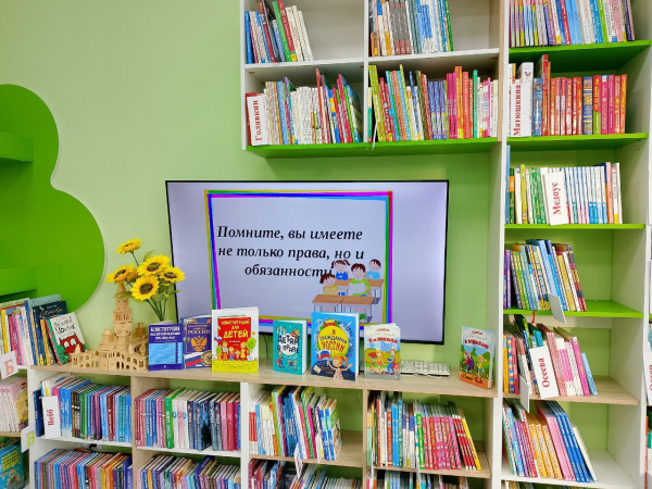 Литературная игра «Я гражданин страны большой, весь мир открыт передо мной» в зале «Сила семьи»