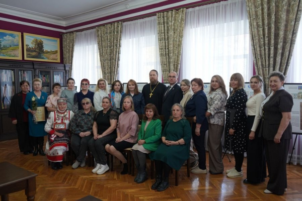 В Мариинском Посаде открылась выставка «Берегиня села»: библиотеку наполнили свет и тепло женских судеб