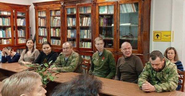 Встреча с героями и их мамами: тепло сердец в Ядринской библиотеке