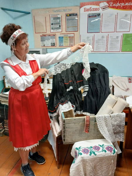 В Калининской сельской библиотеке проведен краеведческий час "Заглянем в бабушкин сундук"