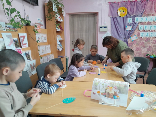 Информационный фотоколлаж "Вот и Пасха — запах воска, запах тёплых куличей"