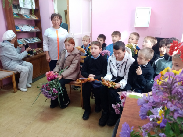 Тематический вечер «Праздник мудрости и уважения» в Первочурашевской сельской библиотеке