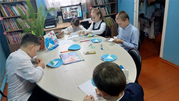 Мастер-класс «Открытка для своих Защитников» в Эльбарусовской сельской библиотеке