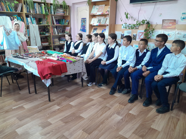 Познавательный час «Живые истории из бабушкиного сундука»