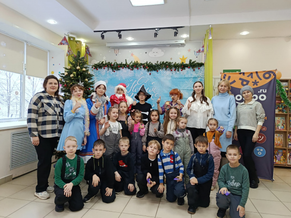 Новогодняя ёлка в Детской библиотеке: волшебство от волонтёров культуры