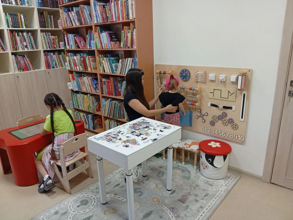 Растем вместе с книгой: в библиотеке организовали познавательный досуг для всей семьи