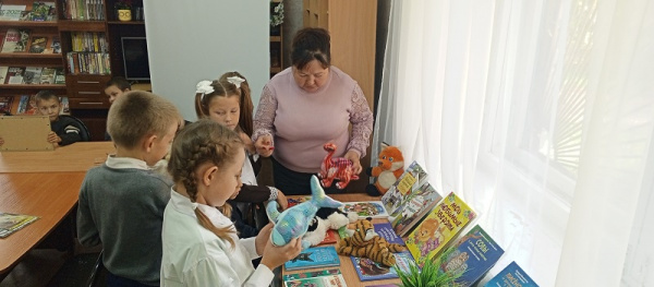 Открывай страницу-дверь, в книжке самый разный зверь Открывай страницу-дверь, в книжке самый разный зверь